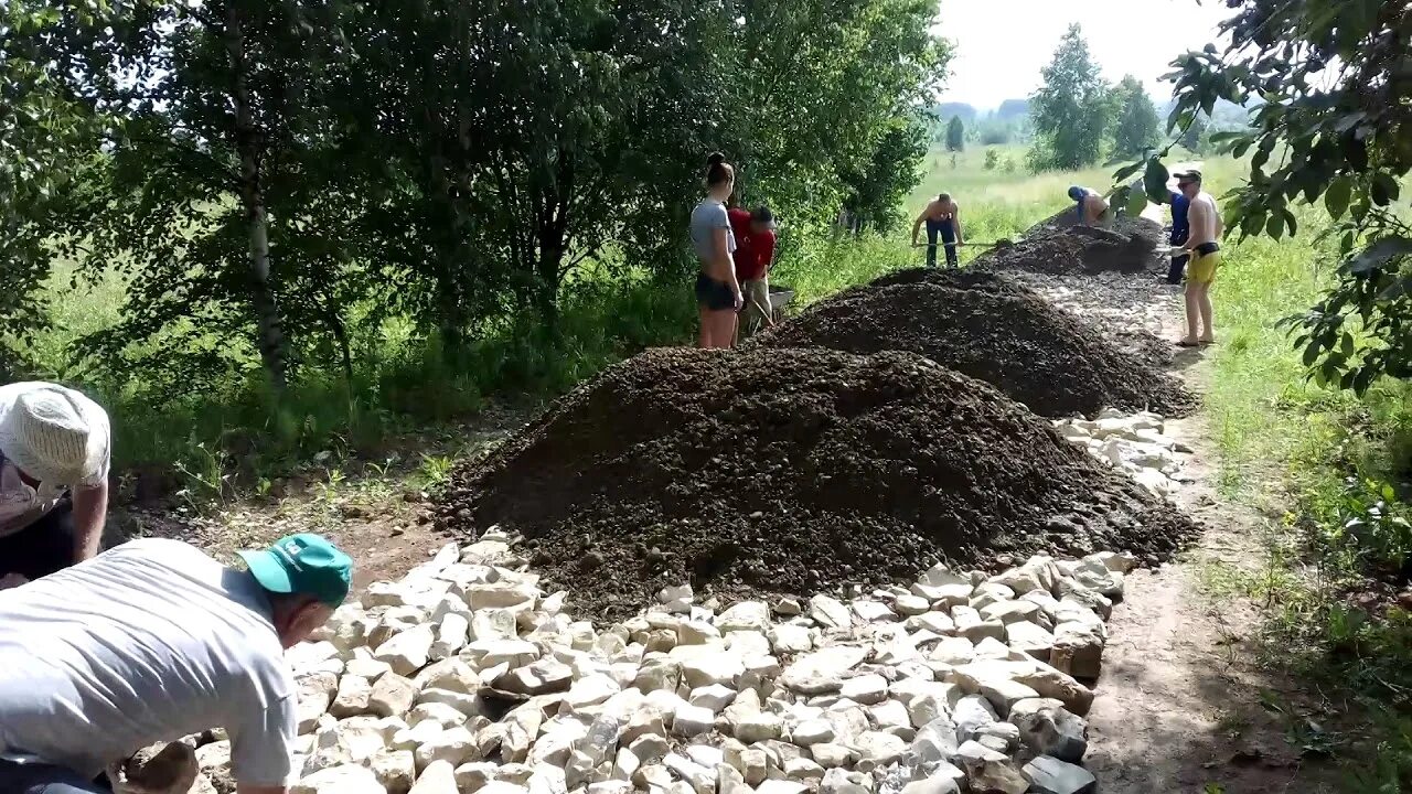 Как в того делают дороги. Дешевая дорога своими руками. Самая дешевая дорога. Самодельная дорога в деревне. Дорога в селе дешево и сердито.