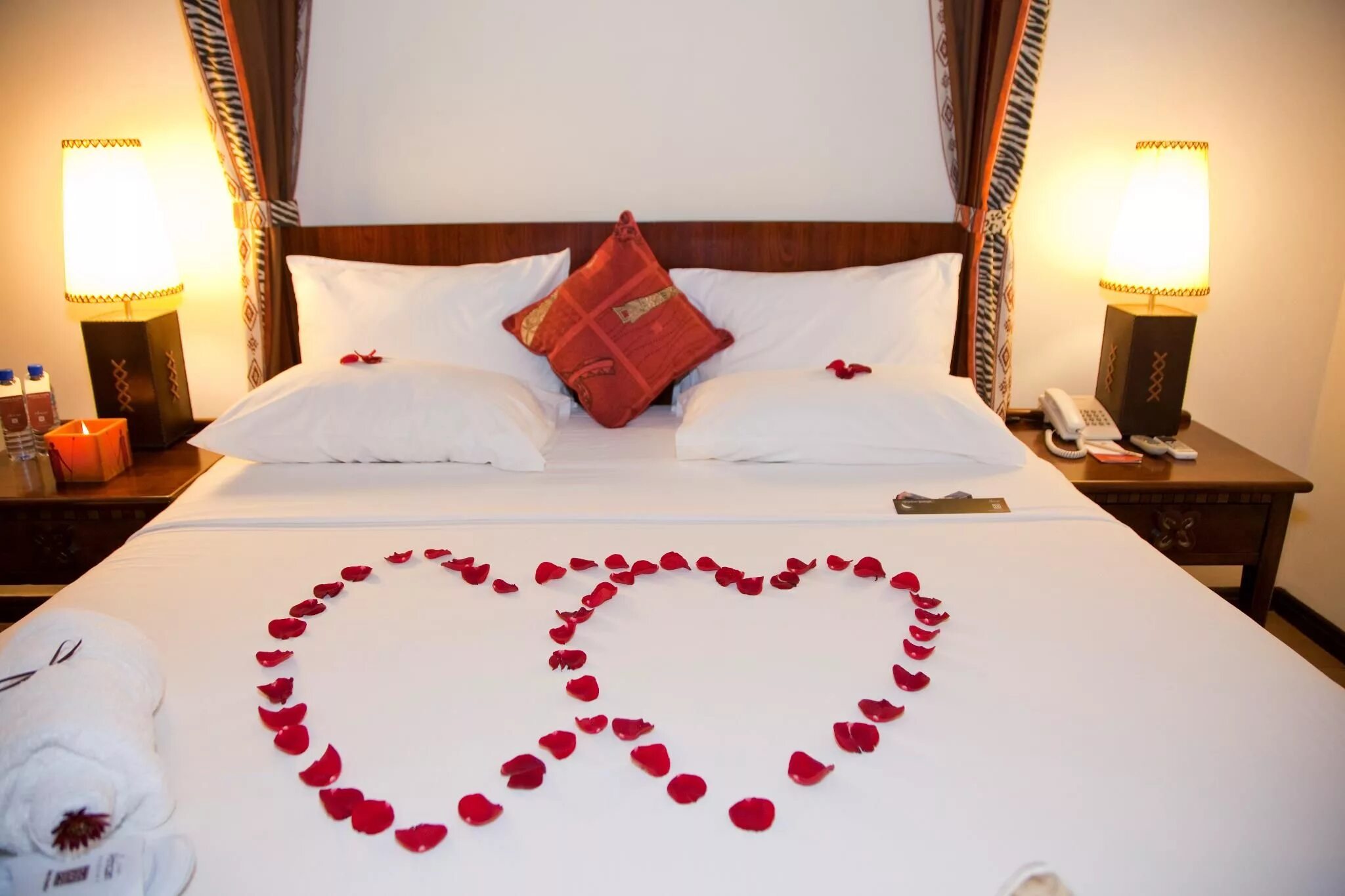 Ютубе постель. Романтическое украшение спальни. Романтическая кровать. Романтическое украшение кровати. Романтично украсить комнату.