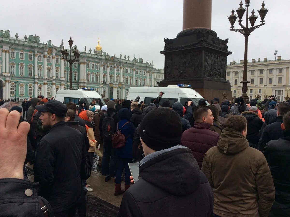 Какая сегодня в спб. Митинг на Дворцовой площади. Дворцовая площадь митинг СПБ. Митинг на Дворцовой площади сейчас. Питер Дворцовая площадь сейчас.