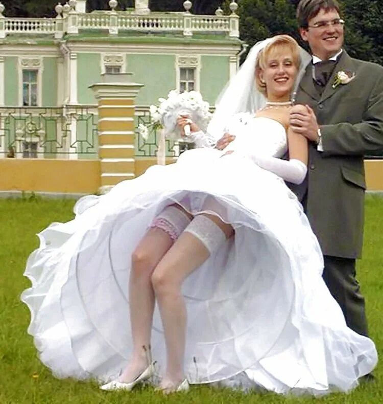 Смешные курьезы на свадьбах. Невесты в свадебных платьях без комплексов. Под свадебным. Под свадебным. Под свадебным.
