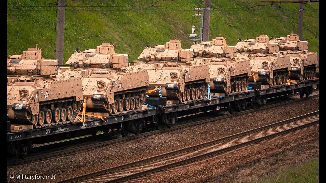 Bi train. Бронепоезд м62. Военный поезд. Поезд с военной техникой. Эшелон с военной техникой.