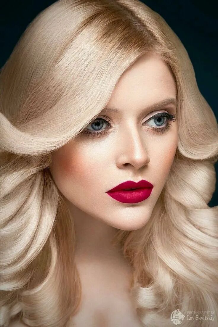 Light blonde. Макияж для блондинок. Яркая блондинка. Яркий блонд. Яркий макияж для блондинок.