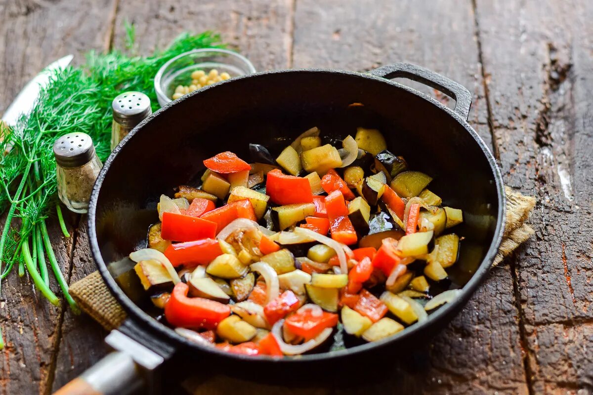 Жареные овощи. Овощи на сковороде. Вкусные овощи на сковороде. Жареные овощи на сковороде. Жаркое с овощами на сковороде