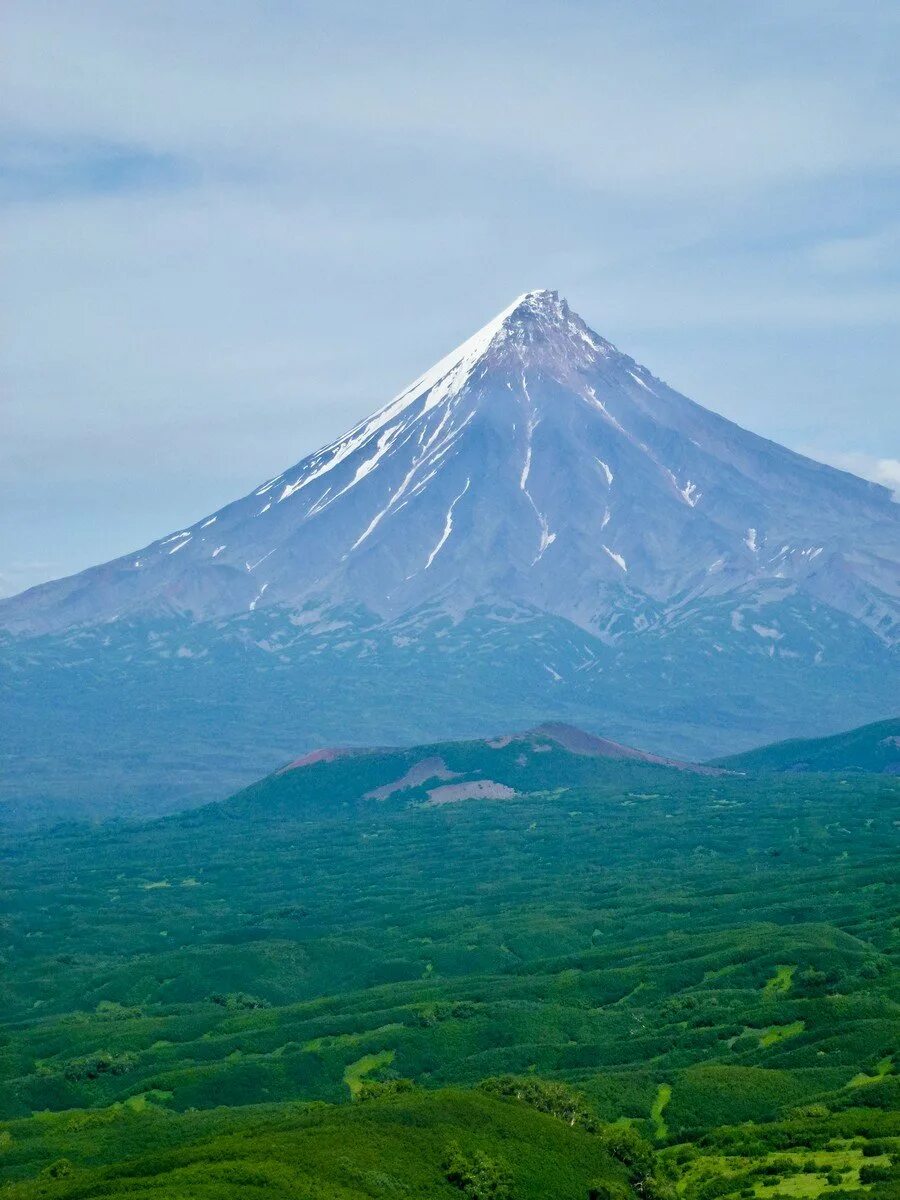 Камчатские вулканы. Карымская сопка (последнее извержение: 2014 год). Елизово корякский вулкан. Ключевской природный парк дальний восток. Полуостров камчатка петропавловск-камчатский.