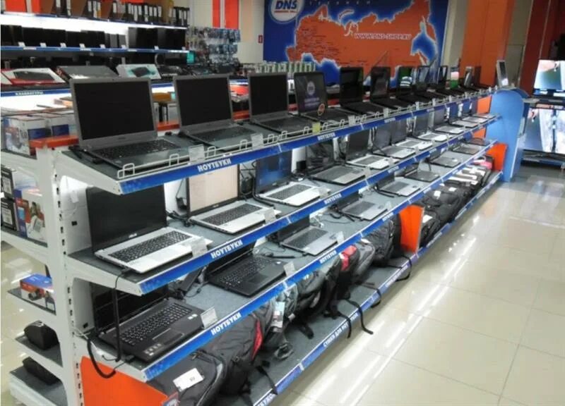 Магазин персональных компьютеров. Компьютерный магазин. Магазин компьютерной техники. Большой компьютерный магазин. Магазин компьютерной техники в Европе.