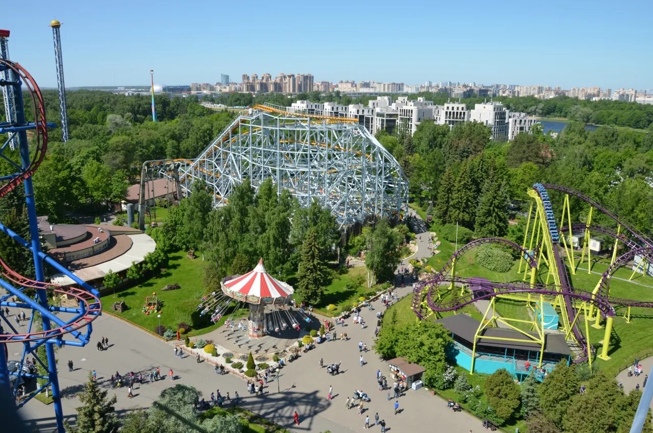 Крестовский остров Санкт-Петербург. Крестовский парк Санкт-Петербург. Парк в Питере на Крестовском острове. Крестовский остров Санкт-Петербург парк Победы.