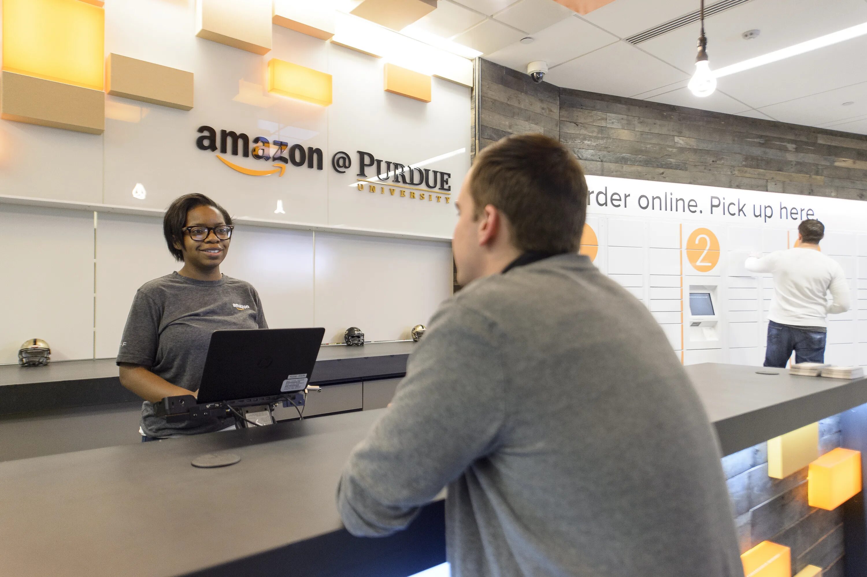 Amazon закрыл свои магазины взял и иди. Пункт выдачи амазон. амазон пвз. пункты выдачи амазон в америке. amazon кампус.