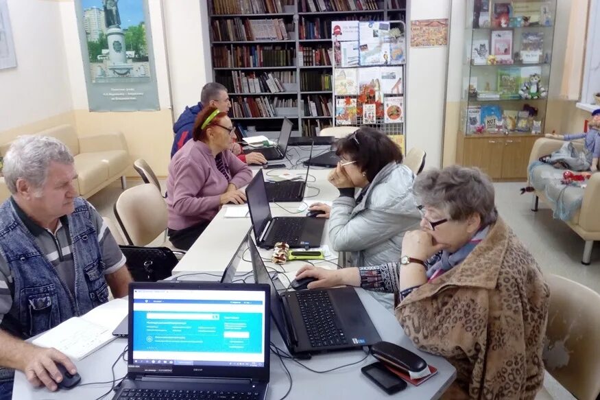 Пожилые люди в библиотеке. Работа с пожилыми людьми в библиотеке. Клуб пожилых людей. Работа с пожилыми людьми в библиотеке. Работа с пожилыми людьми в библиотеке.