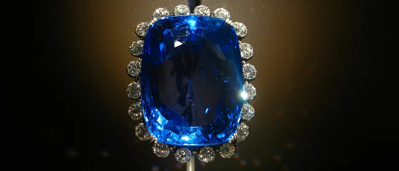 сапфир миллениум. сапфир. цейлонский сапфир (258,2 карат). большие сапфиры. сапфир 12 карат.
