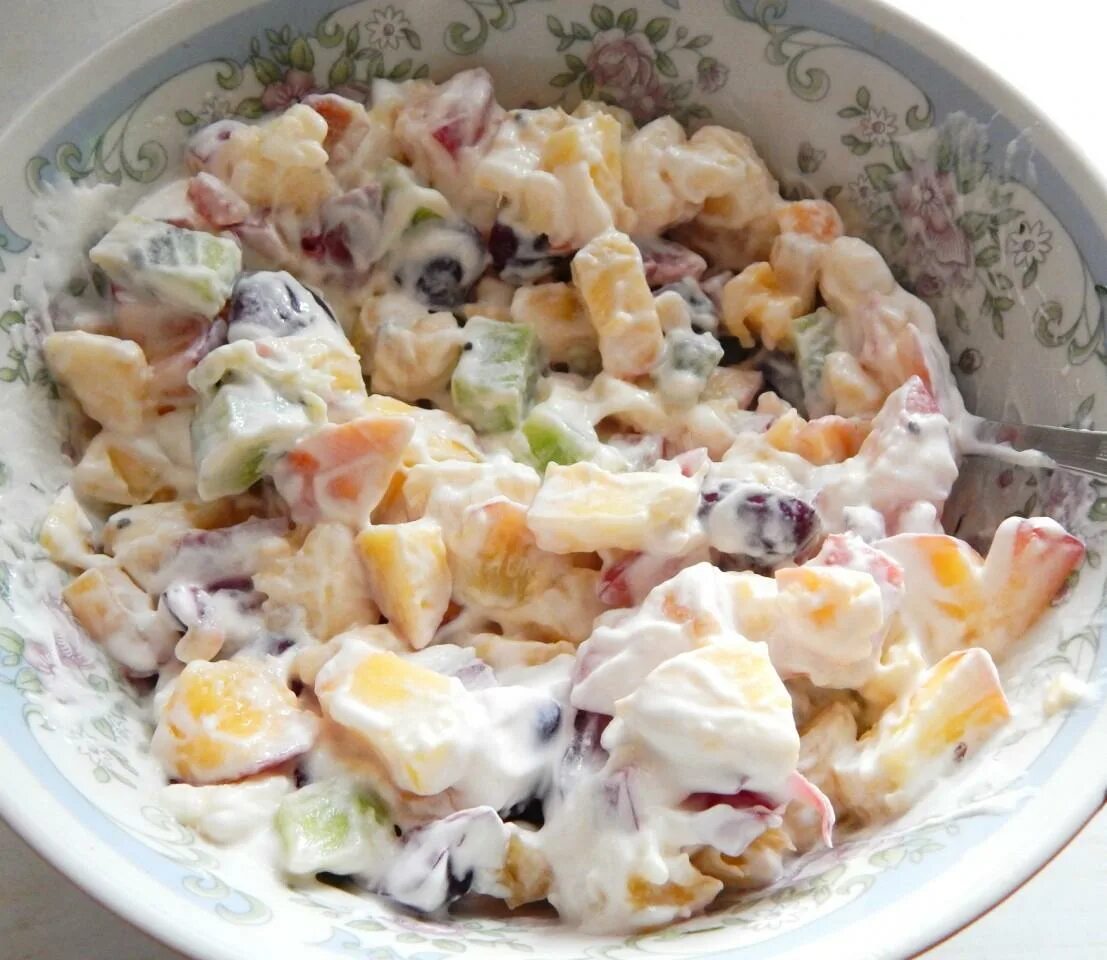 Фруктовый салат. Фруктовый салат с йогуртом. Мороженое с фруктами. Мороженный салат. Салат из мороженого и фруктов.