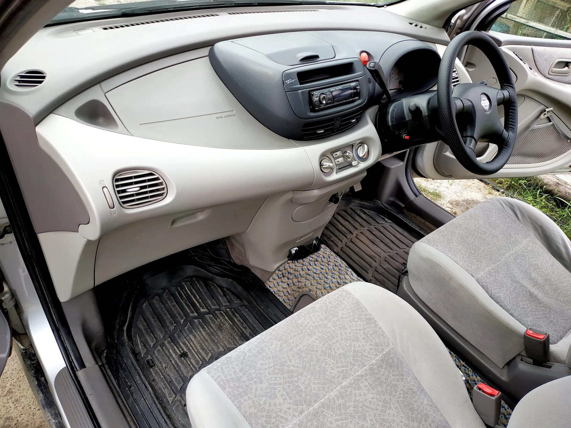 Nissan almera tino салон. Ниссан тино 1999 панель для магнитолы. Nissan tino салон. Торпеда ниссан тино. Панель ниссан тино 2001.