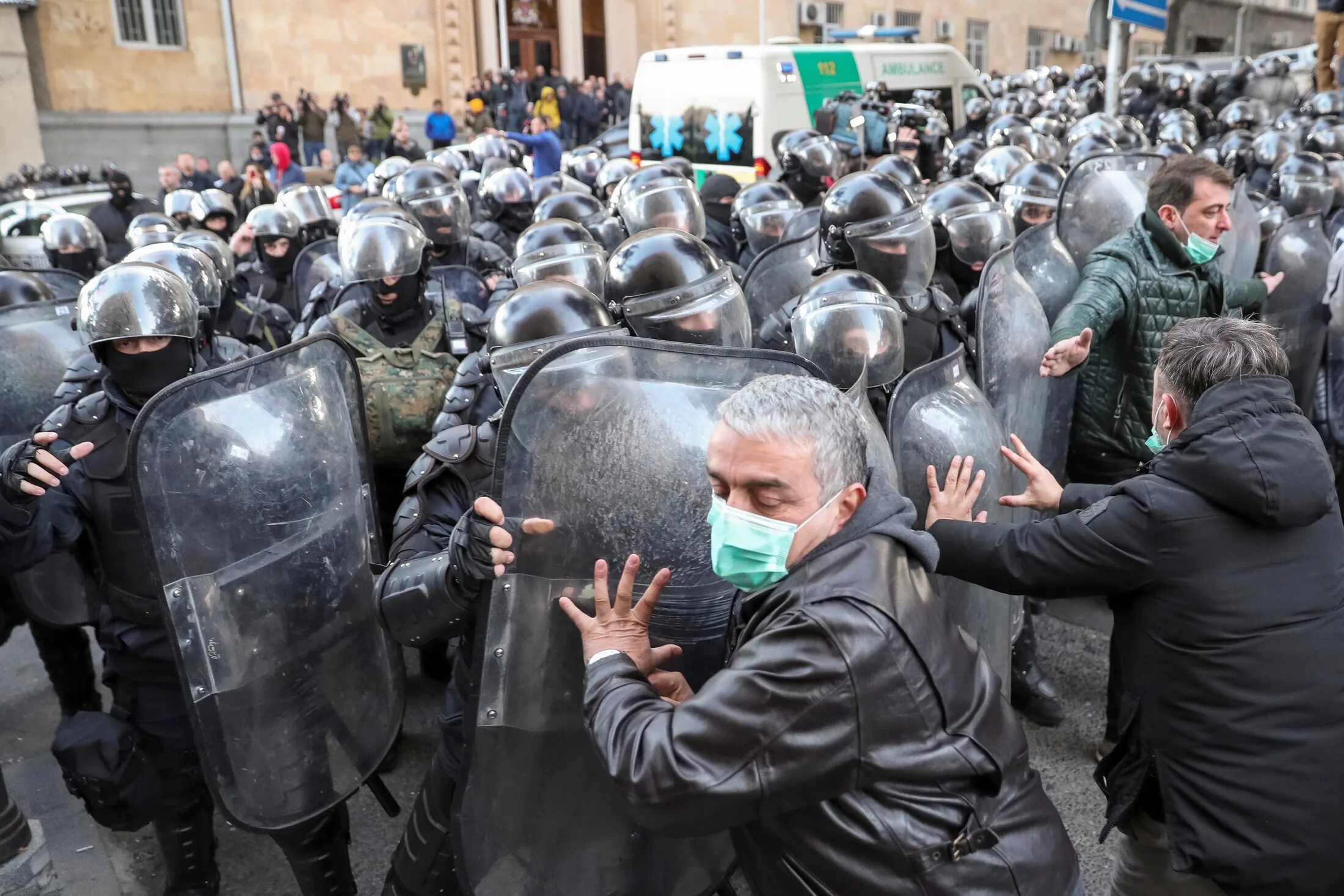 Тбилиси разгон демонстрантов. Массовые беспорядки в Грузии. Митинги в Грузии.