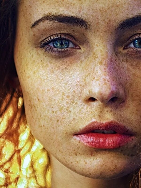 Веснушки настоящие. Макияж для веснушчатого лица. К чему веснушки на лице. Девушки с веснушками на лице. Веснушки немного.