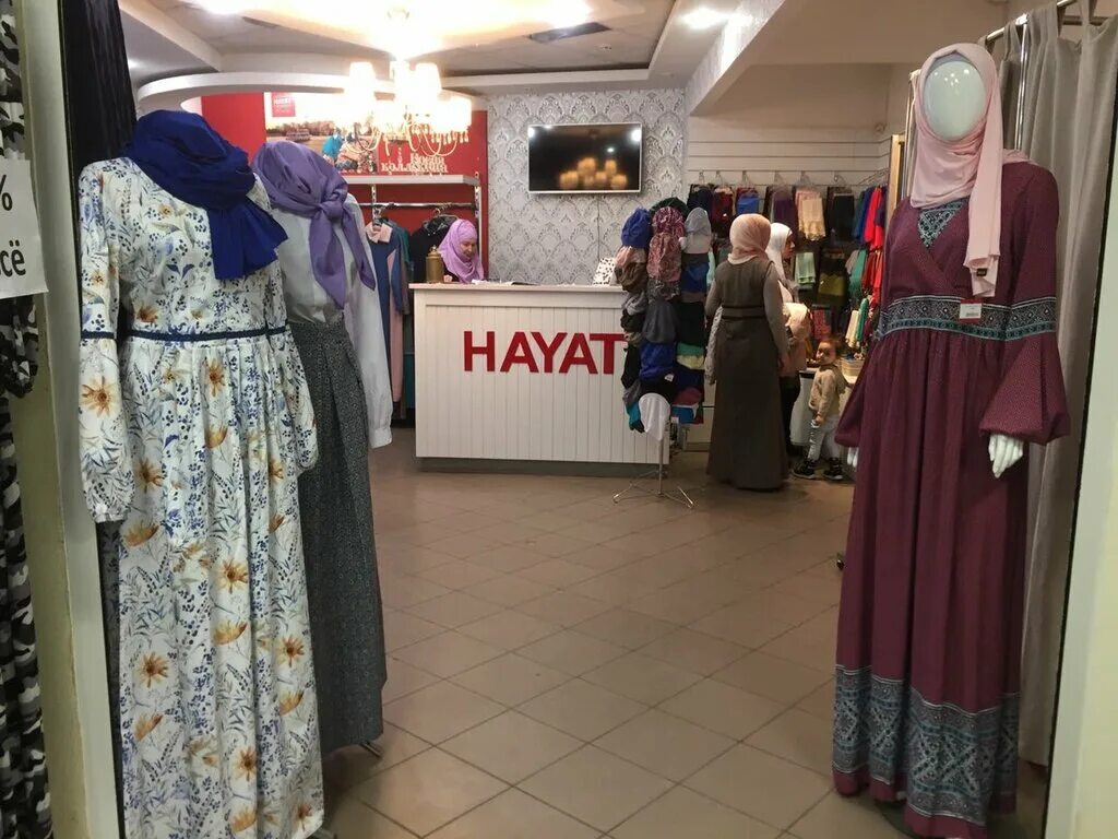 Мусульманское платье. Мусульманская одежда казань. Мусульманский магазин казань. Бутик мусульманской одежды. Исламский магазин.