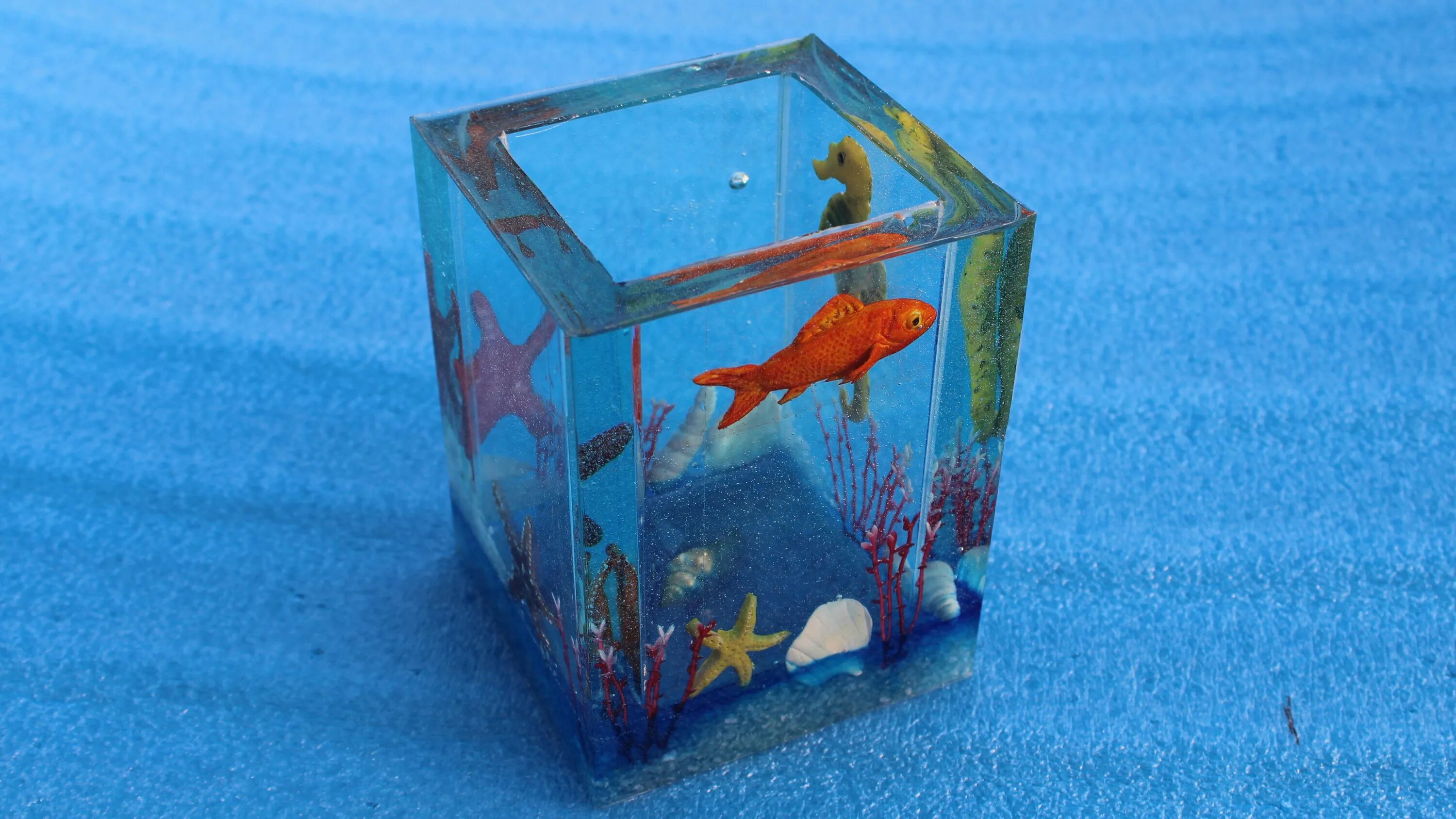 поделка аквариум. аквариум из эпоксидки. аквариум из смолы с морским монстром. аквариум из эпоксидной смолы. миниатюрный аквариум.