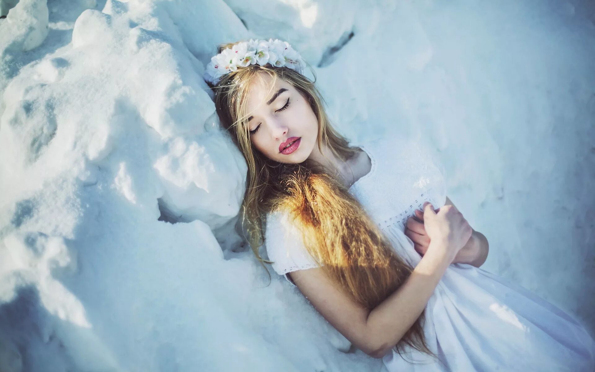 Сон зима летом. Девушка зима. зимняя фотосессия в лесу. девушка в снегу. необычная фотосессия зимой.