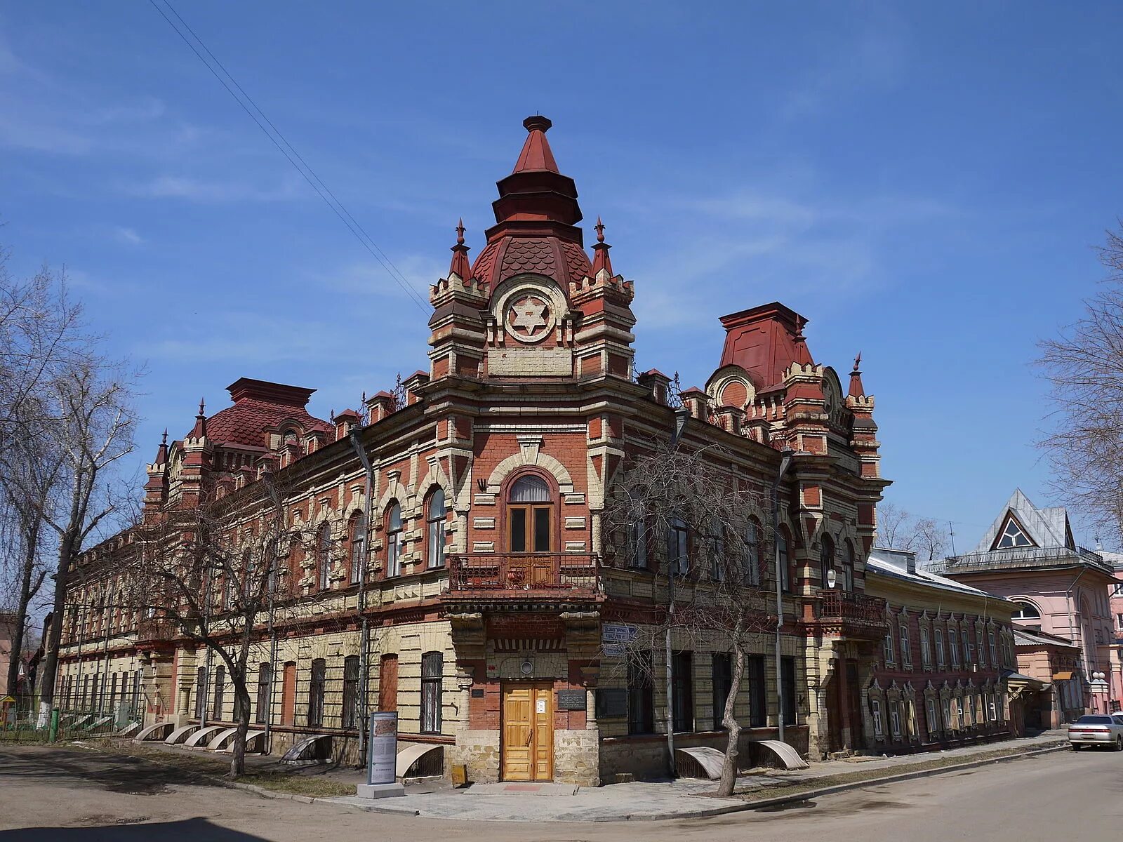 Иркутская дом 4. Дом Файнберга в Иркутске. Дом Файнберга в Иркутске фото. Иркутск памятники архитектуры. Дом и. м. Файнберга Иркутск архитектурный стиль.