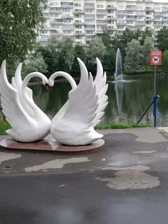 Скульптуры лебедей