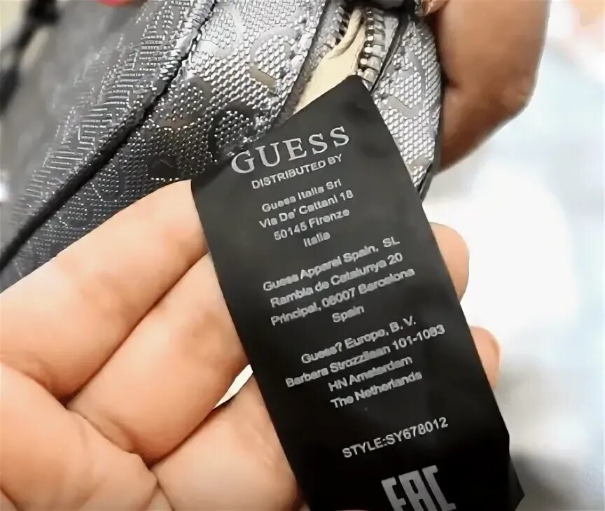 Как отличить guess. Бирка guess. Guess этикетка оригинальная. Бирка Гесс оригинальная. Штрих код на сумку Гесс.