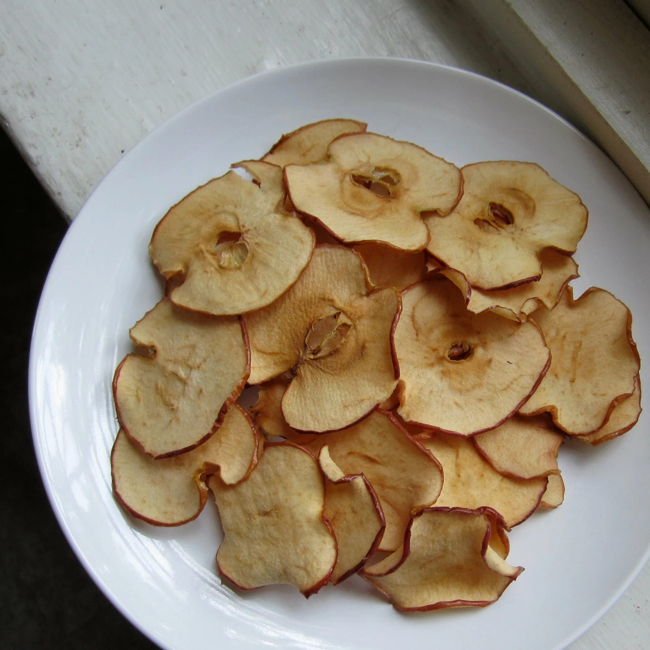 Можно сушить яблоки в духовке. Сухофрукты яблоки. Сушка яблок. Печенье из сушеных яблок. Сушеные нарезанные яблоки.