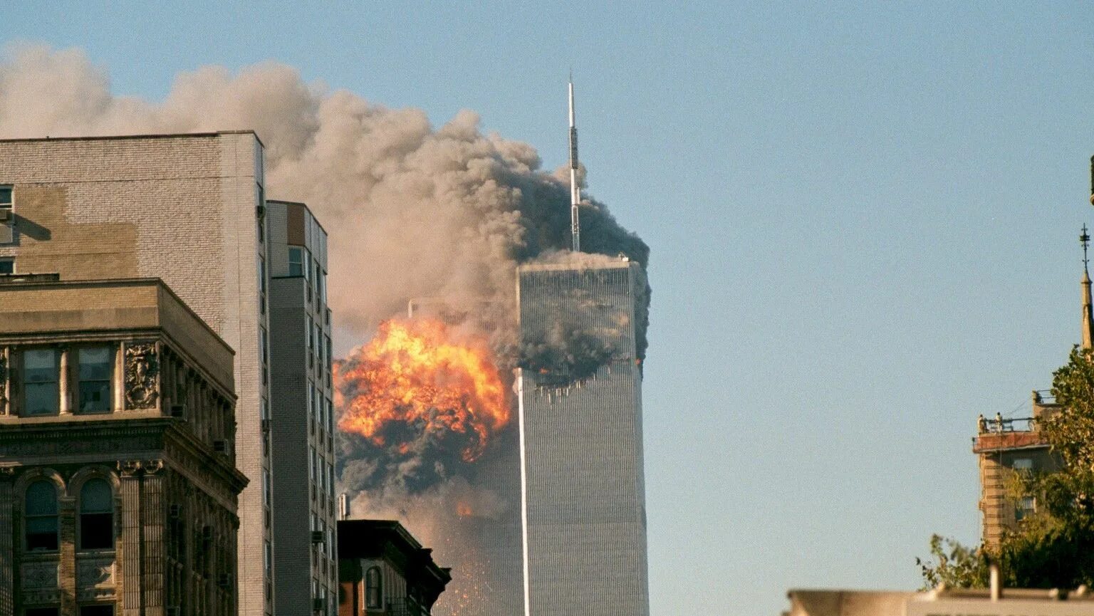 Теракт в 2001 году 11 сентября. Башни-Близнецы теракт 11 сентября 2001. Всемирный торговый центр в Нью-Йорке 11 сентября 2001 года. Башня ВТЦ В Нью-Йорке 2001 год. Башни Близнецы в Нью-Йорке 11 сентября.