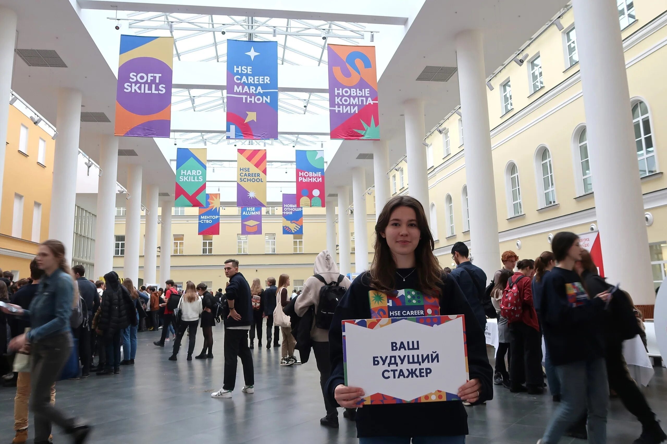 Толстовка ниу вшэ волонтерский центр. Вышка факультеты. Студенты вышки. Волонтеры на играх 2016. Обучение в вузе.