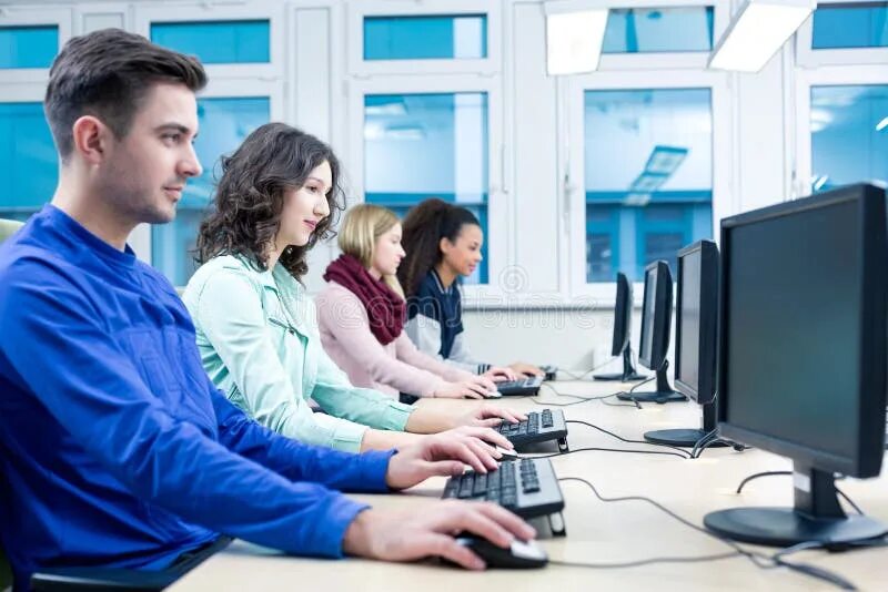 Новый уровень компьютеры. Студенты it. Студенты на паре. Тренинг компьютеры. Знание и работа с ПК.