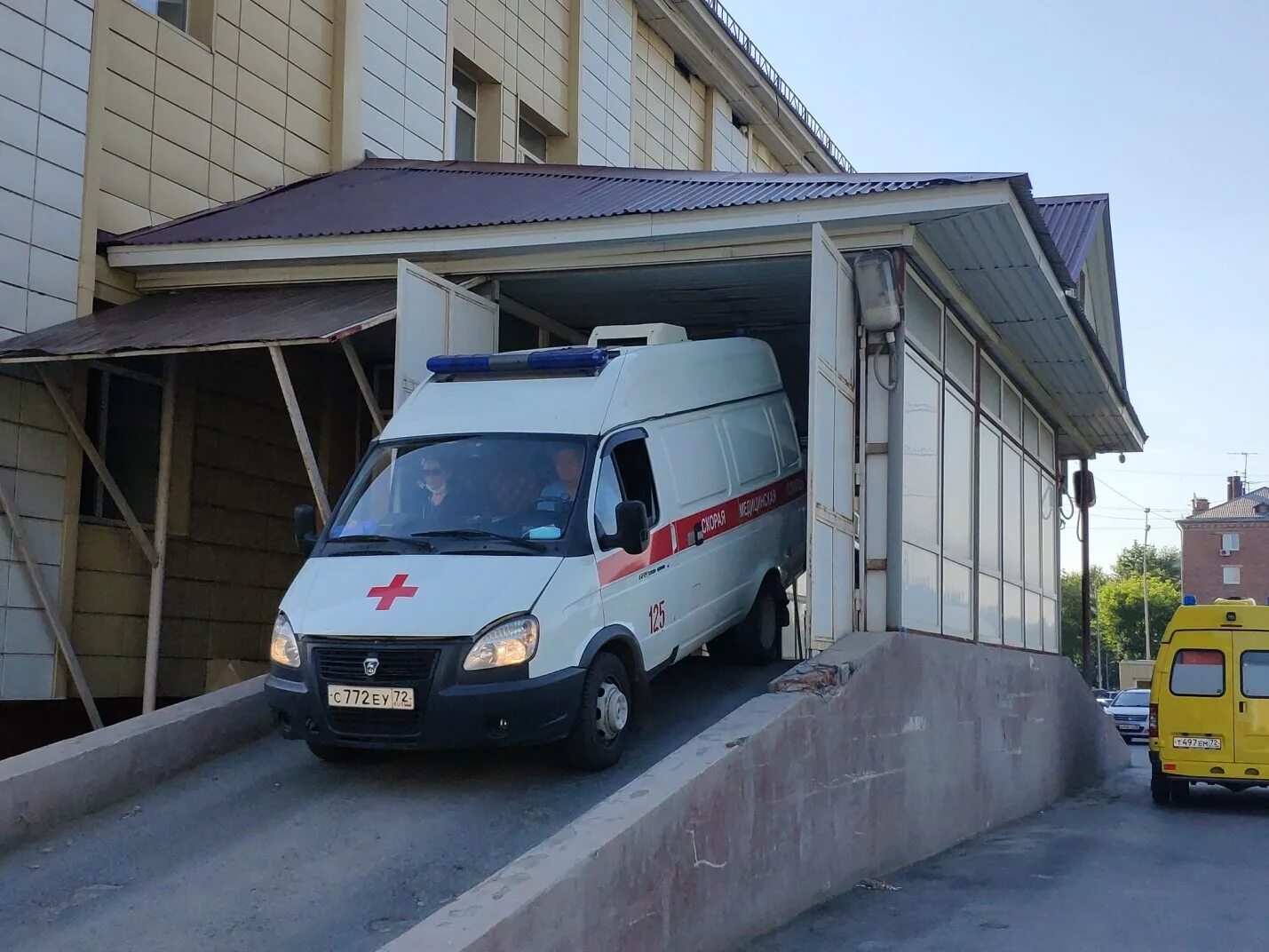 Пандус для скорой помощи. Отделение скорой помощи. Гараж скорой помощи. Автомобиль скорой помощи.