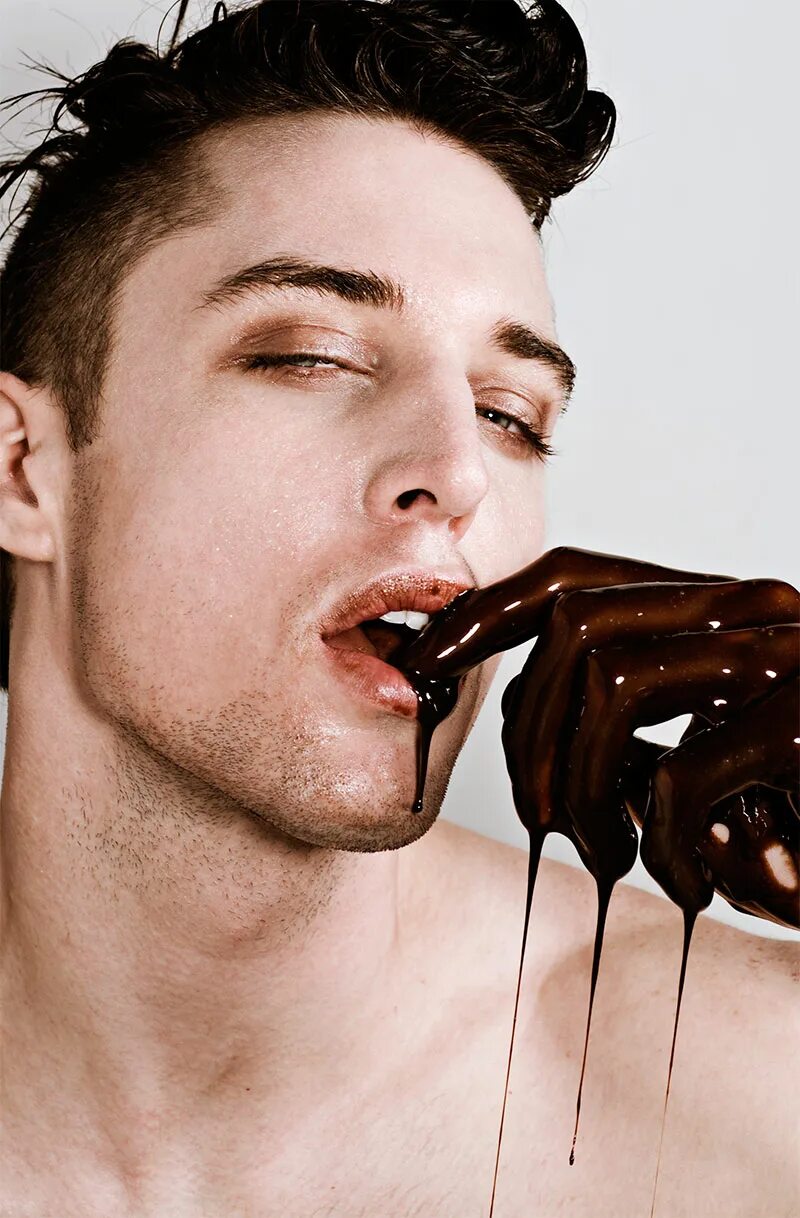 Сладкий мужчина. Мужчина ест сладости. Мужик обмазанный шоколадом.