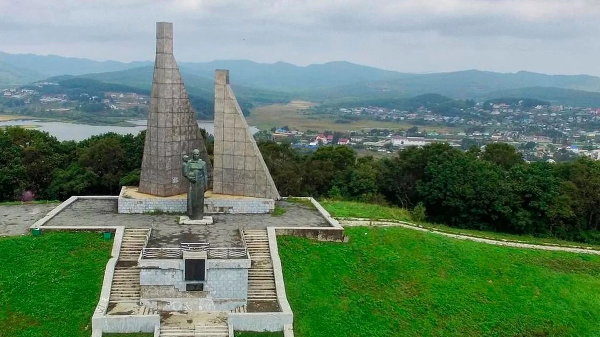 Приморский край победы. Город находка мемориал "Скорбящая мать". Памятники в городе находка Скорбящая мать. Приморский край находка Скорбящая мать. Памятники города находка Приморского края.