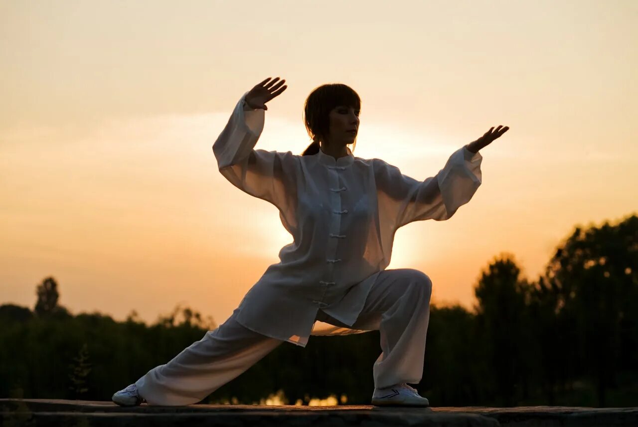 Практика цигун что это. Китайская гимнастика tai chi. Гимнастика тайчи цигун. Восточная гимнастика Тай-Цзи цюань. Цигун Тайцзи кунг фу.