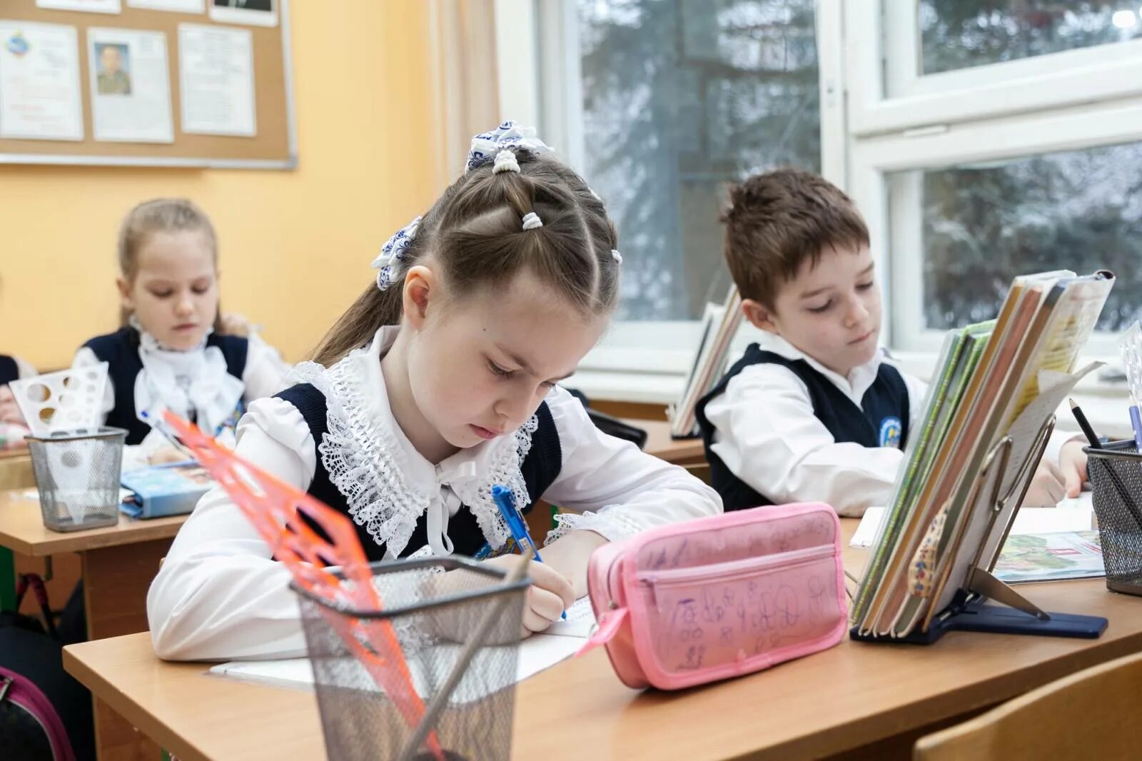 Дети младшего школьного возраста. Ученики в классе. Ученик за партой. Дети на уроке 18. Морган вестлинг «сельская учительница».