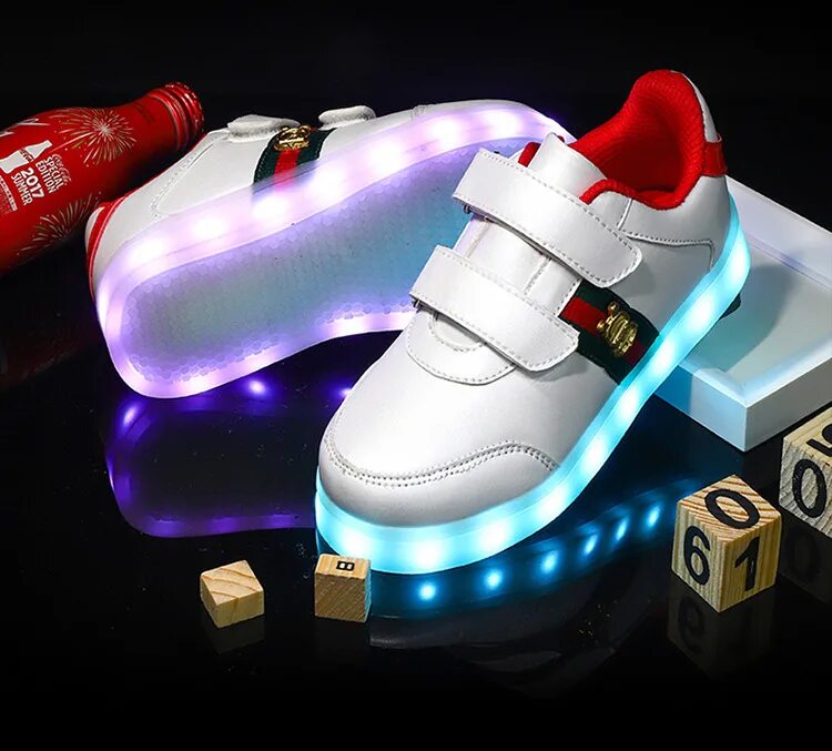Светящиеся кроссовки. Детские светящиеся кроссовки. Кроссовки с подсветкой для девочек с подзарядкой. Светящиеся кроссовки led shoes. Светящиеся кроссовки от бренда fila.