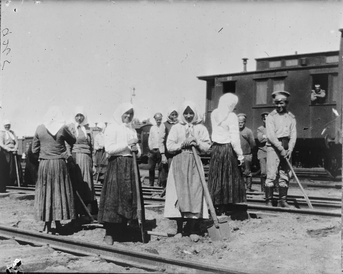 Германские крестьяне 19 век. Сельское хозяйство австро венгрии. Крестьяне в 1 мировую войну. Крестьяне в 1 мировую войну. Мордовское село вечканово.