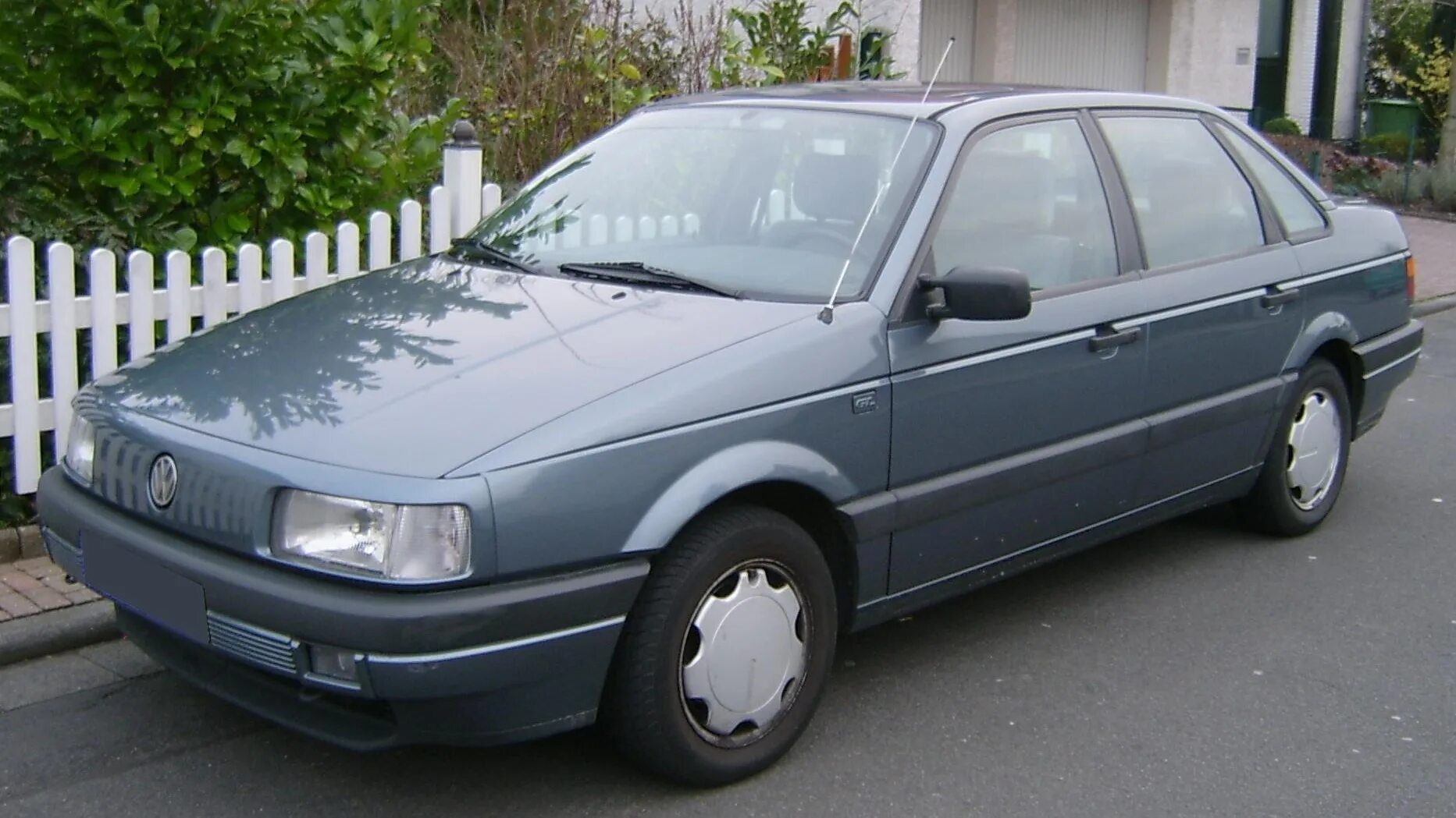 Купить фольксваген пассат в белоруссии. VW Passat b3 седан. Фольксваген Пассат b3. Фольксваген б3 седан. Volkswagen Passat b3 седан 1990.