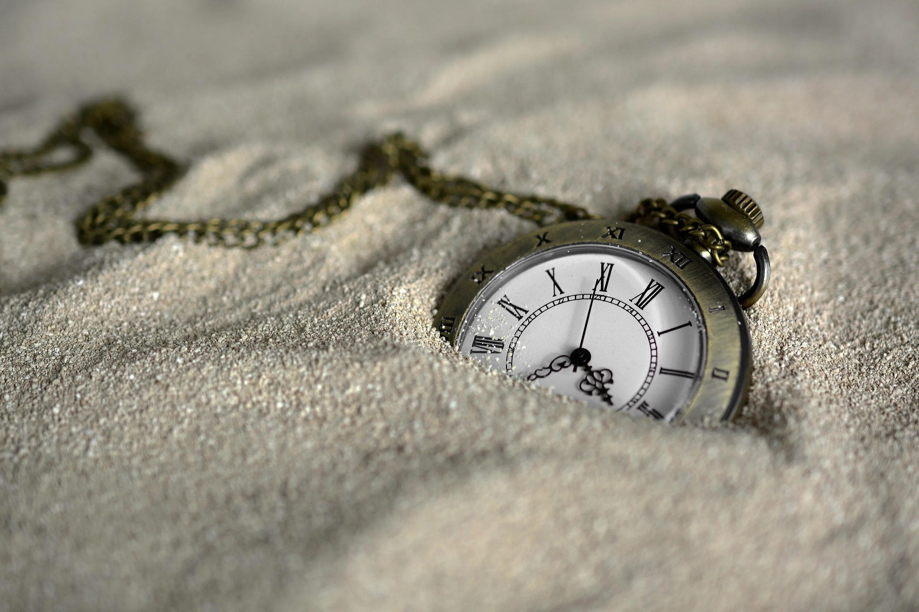You are short of time. Часы на цепочке. Часы вечности. Карманные часы на цепочке. Часы в песке.
