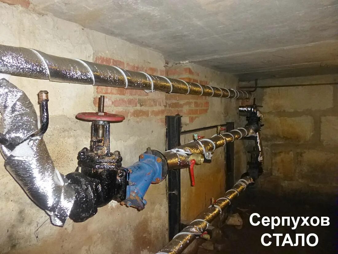 Отопление в подвале многоквартирного дома. Подвал с трубами. изоляция трубопроводов отопления в подвале. теплоизоляция труб в подвале. изоляция труб в подвале.