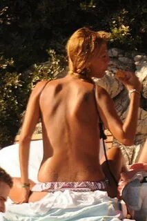 Şikel’in büyüyen karnına rağmen bikiniden vazgeçmemesi dikkat çekti. 