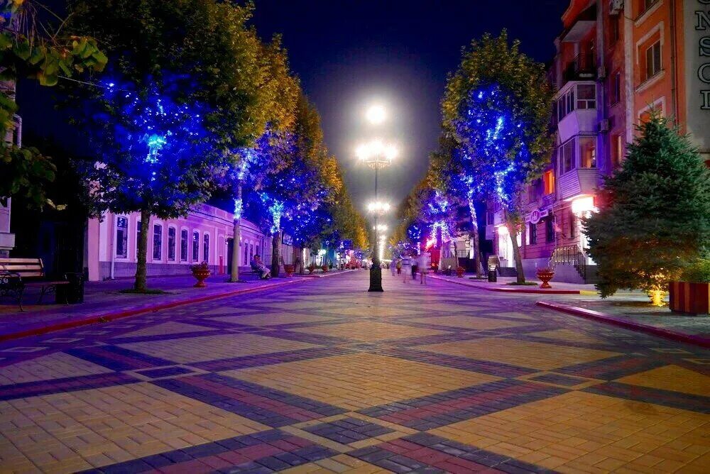 фото крымск ночью вывеска. парк тельмана крымск 2022. крымск центр города. ночной крымск.