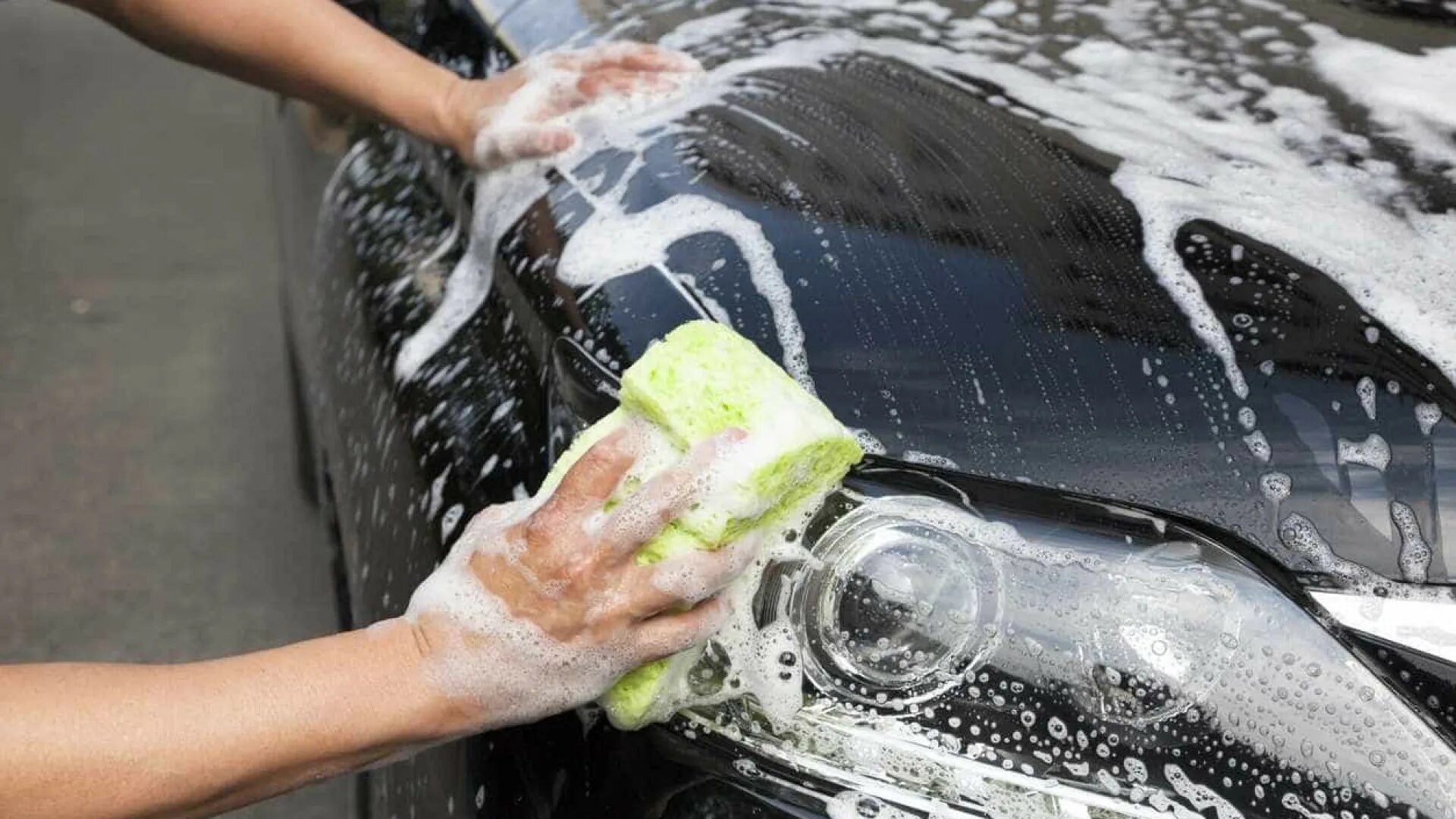 Можно мыть машину жидким мылом. Мойка автомобиля. Мытье машины. Ручная мойка для автомобиля. Мойка кузова автомобиля.