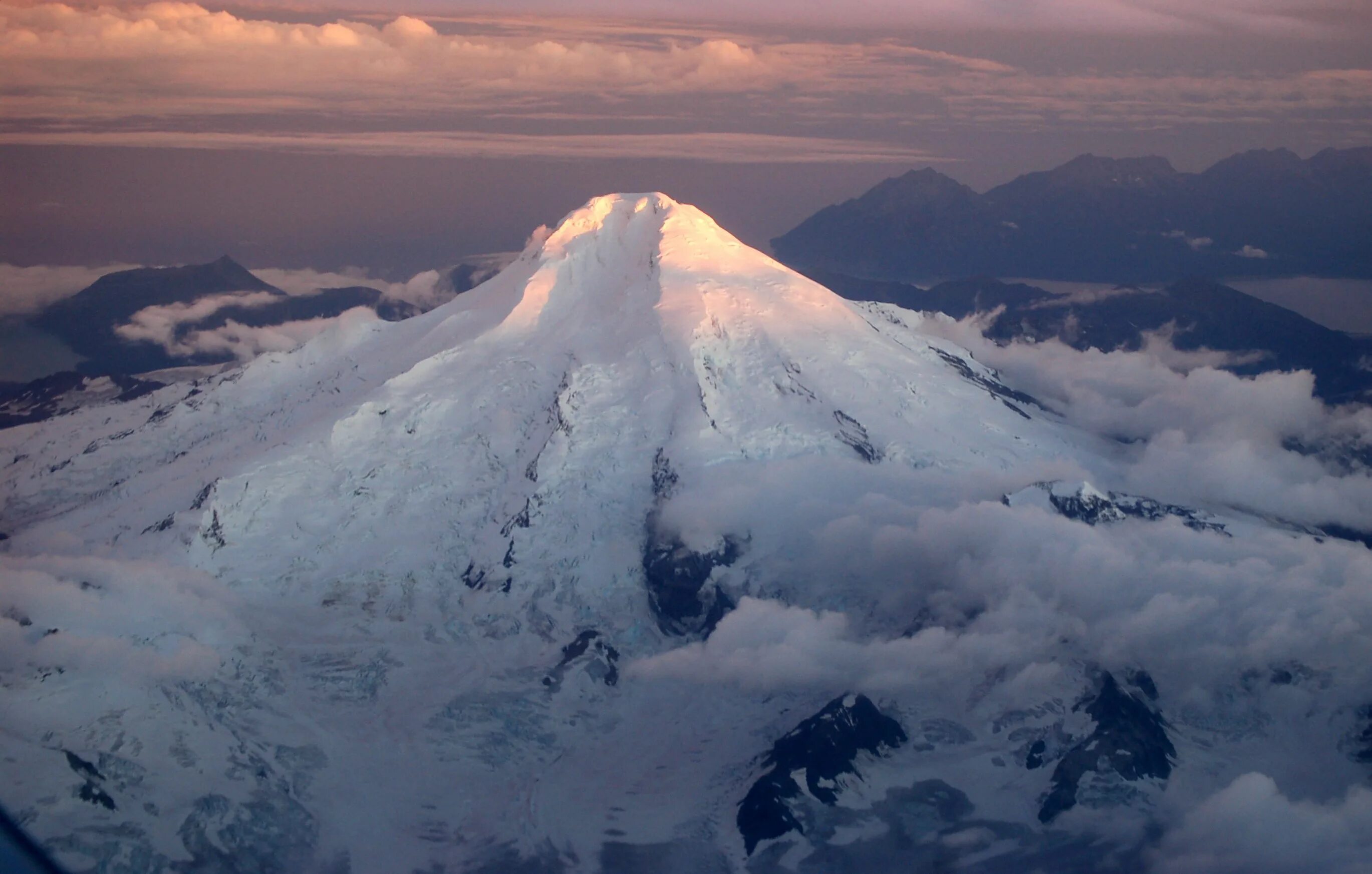 Гора эребус антарктида. Самый высокий вулкан антарктиды. Вулканы антарктиды названия. Крупнейший вулкан антарктиды. Действующие вулканы антарктиды.