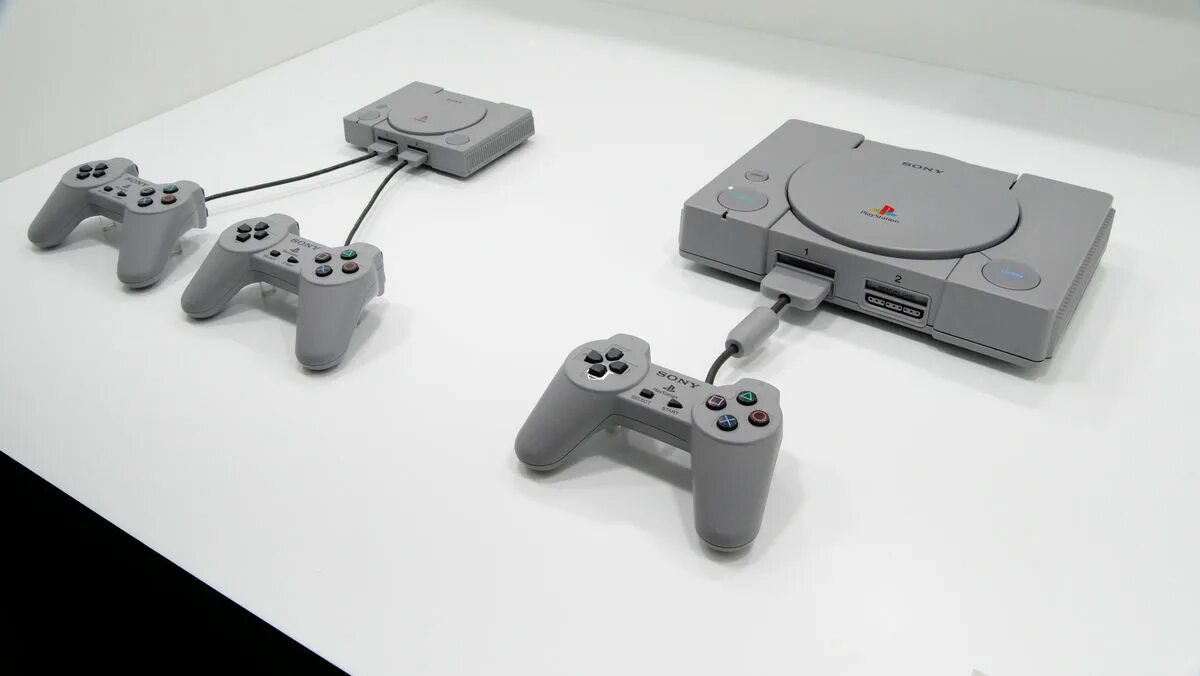 Плейстейшен мини. Мини сони плейстейшен маленькая. игровая приставка playstation classic 3д модель. sony ps classic mini разветвитель. размер плейстейшен 1.