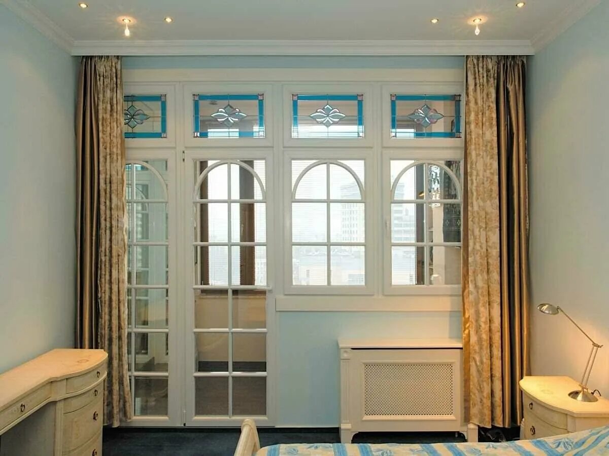 Балконная дверь в квартире. Венецианские шпросы. Kaleva панорамные окна. Окна шпросы балконный блок. Французские окна.