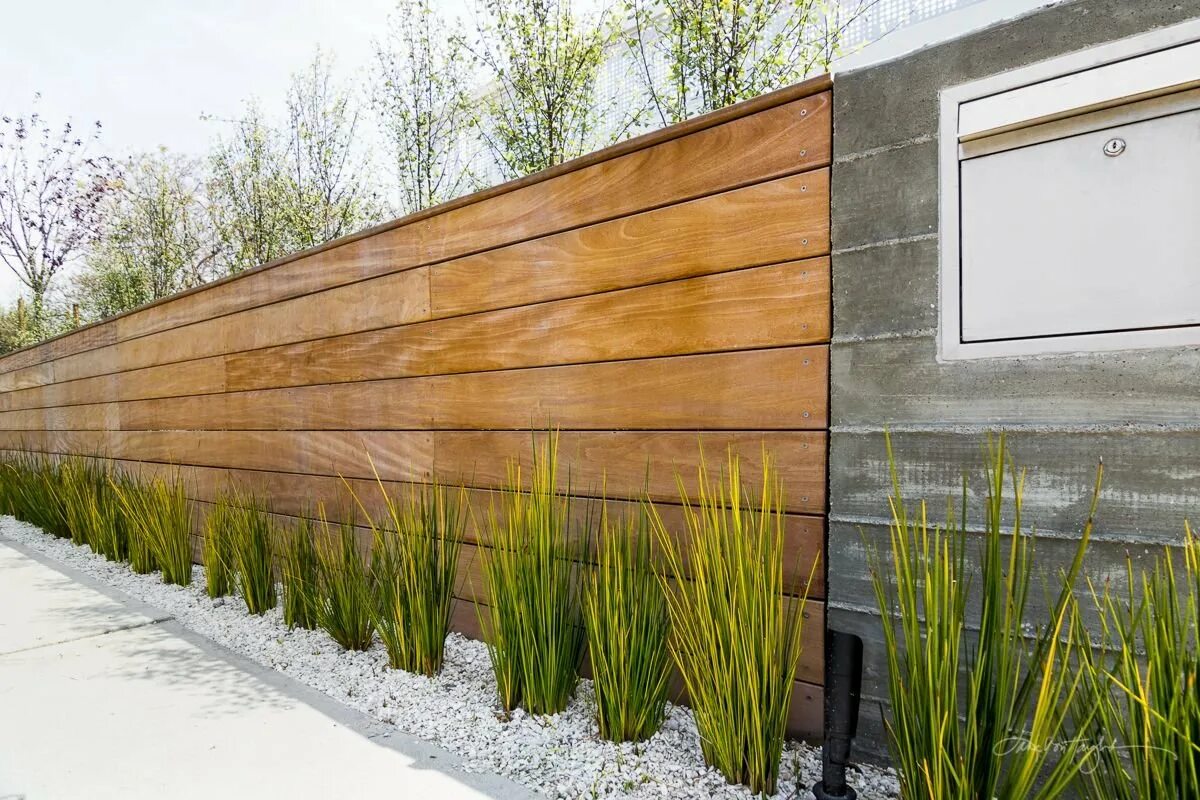 Заборы деревянные комбинированные. Обшивка забора. Стильный деревянный забор. Забор из планкена из лиственницы. Обшивка забора.