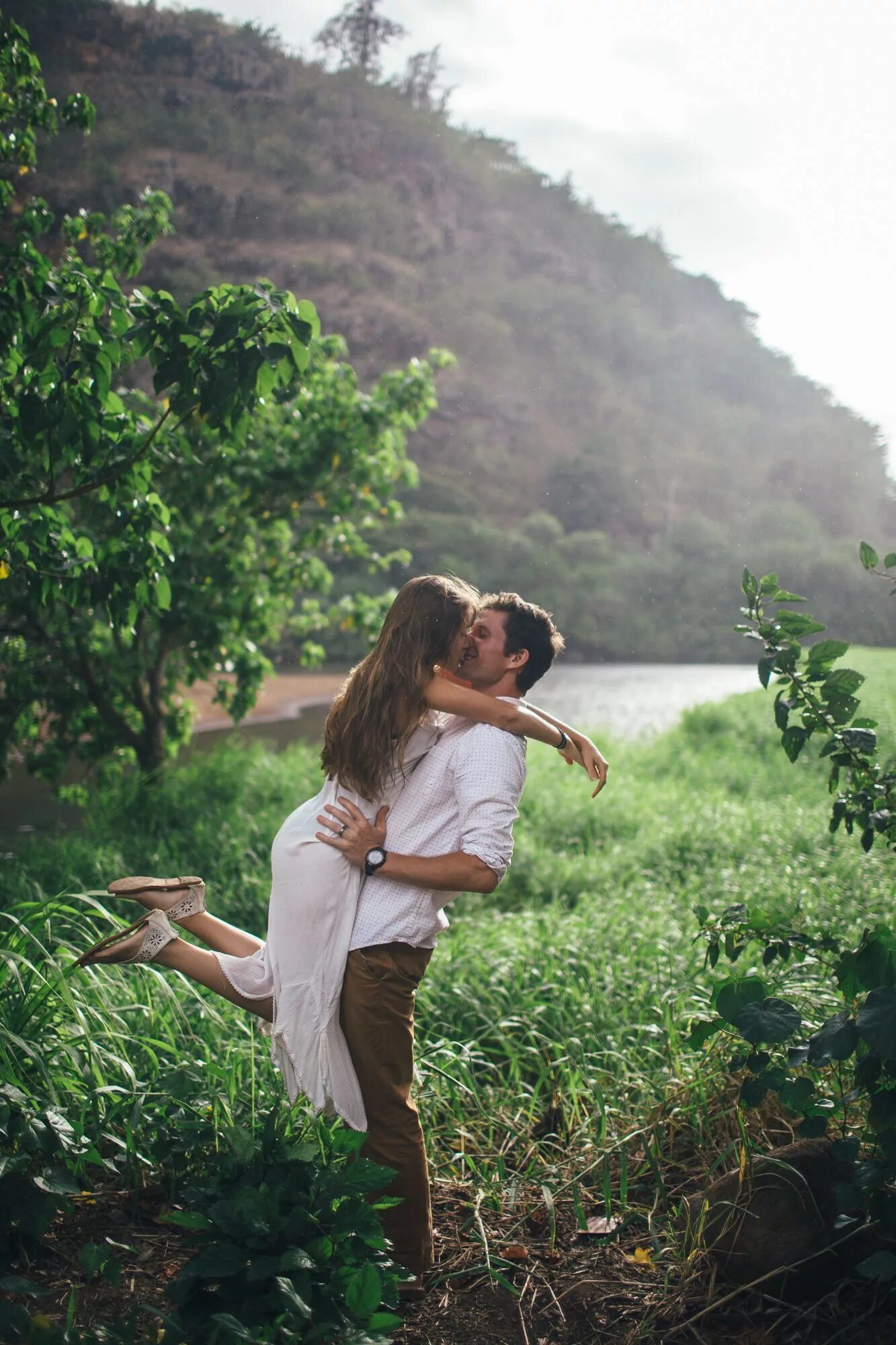 Natural couple. Влюбленные на природе. Фотосессия на природе. Влюбленная пара на природе. Любовь к природе.