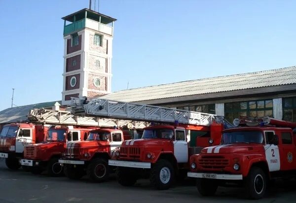 что принимают номера пожарные. номера экстренных служб для детей. боевой расчет добровольной пожарной дружины. боевой расчет дпд плакат. табель боевого расчета пожарный 1.