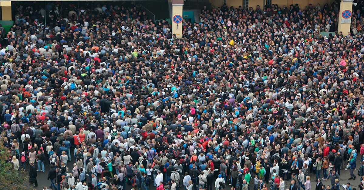 Громадная толпа. Человек толпы. Огромная толпа людей. Толпа народа. Толпа вид сверху.