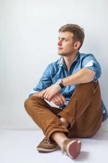 Мужик сидит на полу