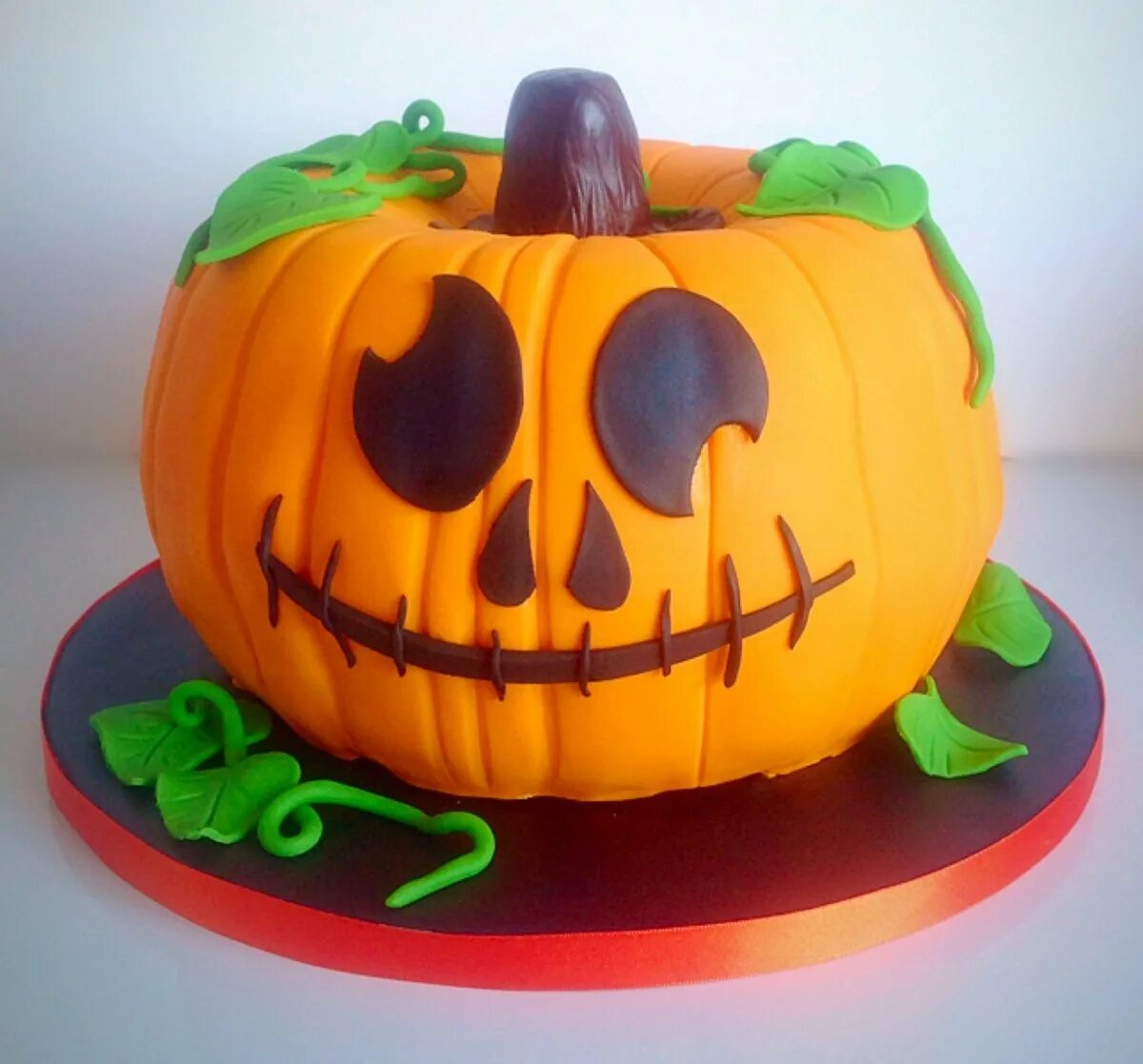 Поделки на хэллоуин из пластилина. Торт тыква на Хэллоуин. Торт в виде тыквы на Хэллоуин. Торт в форме тыквы. Пирожные в виде тыквы.