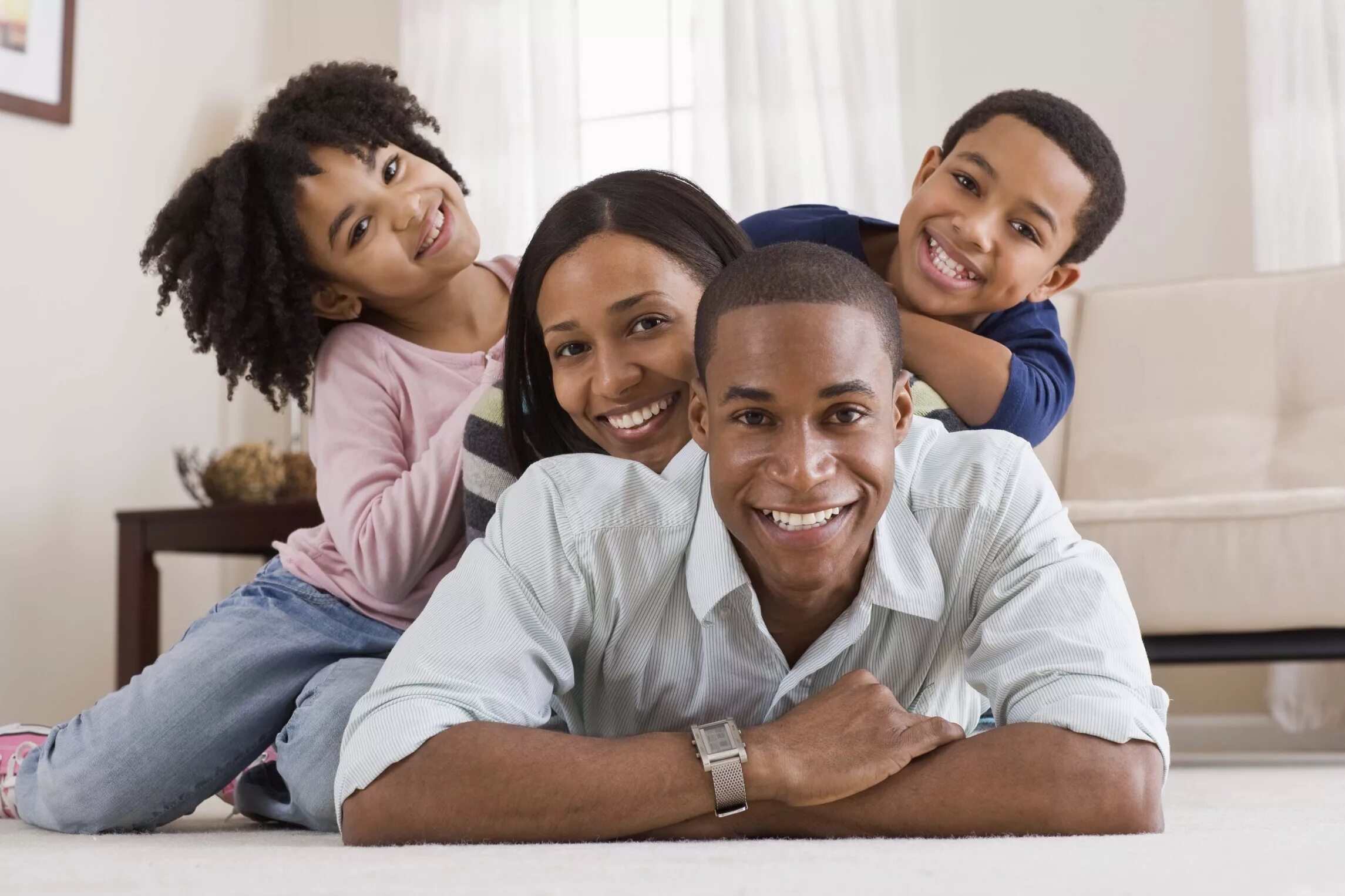 People week. Счастливая американская семья. Семья черных. Семейный человек. Счастливая семья в черном.
